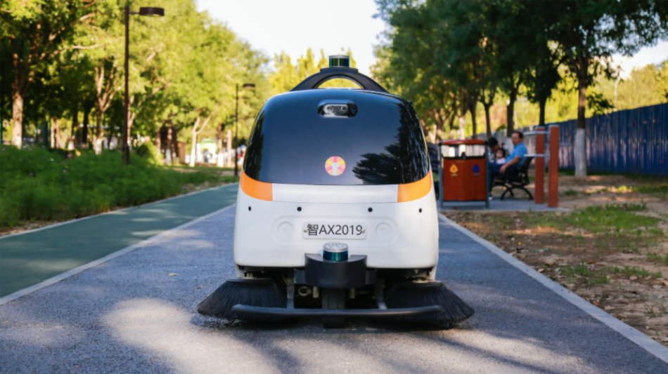 Unmanned cleaning vehicles in working