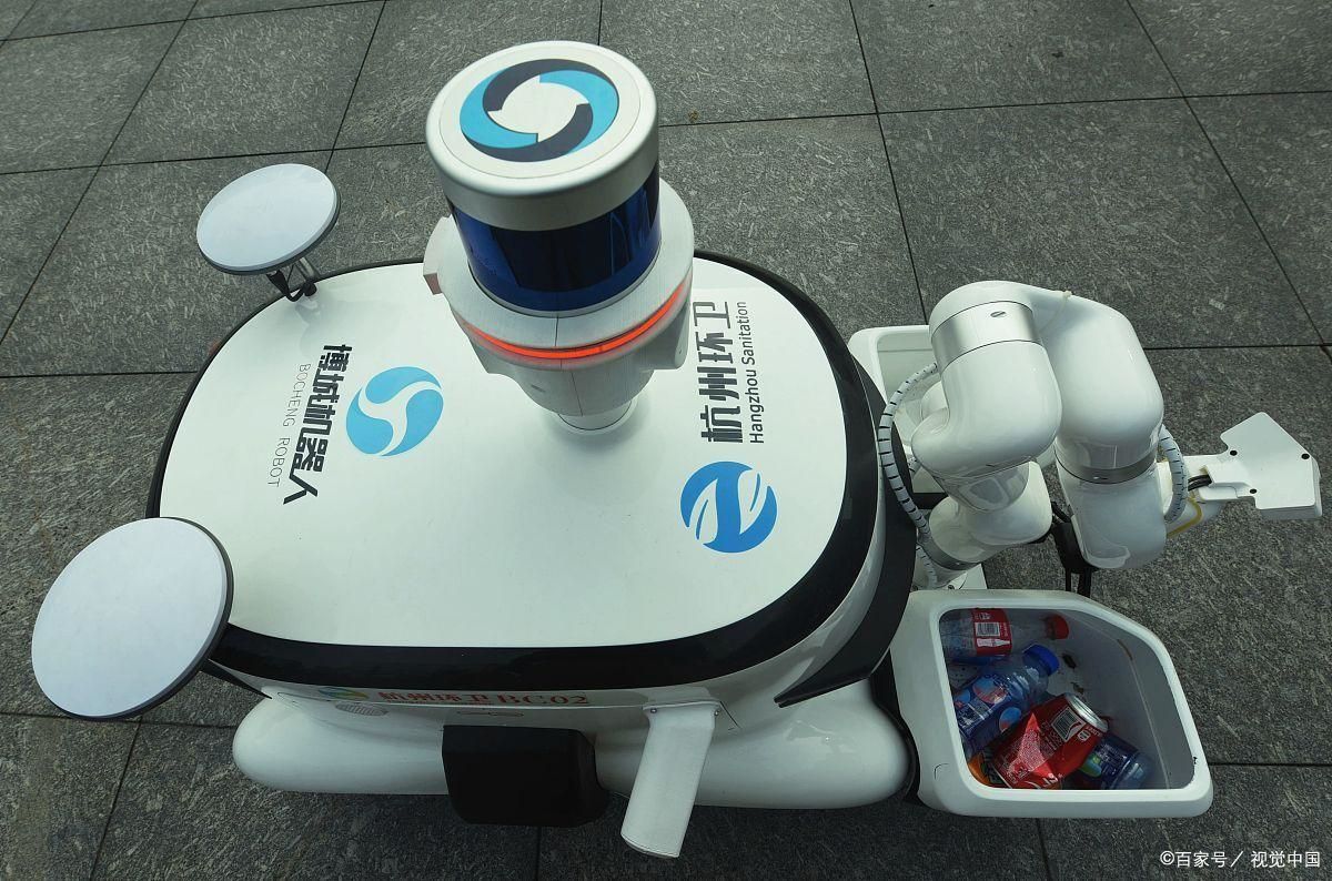 Ultrasonic underwater distance and obstacle avoidance sensor for pool cleaning robot